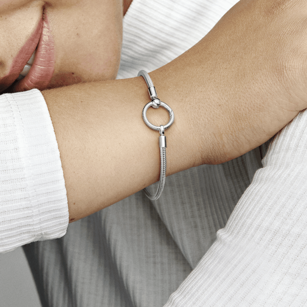Bracelete de Prata em Trama e Fecho Porta-Charms O