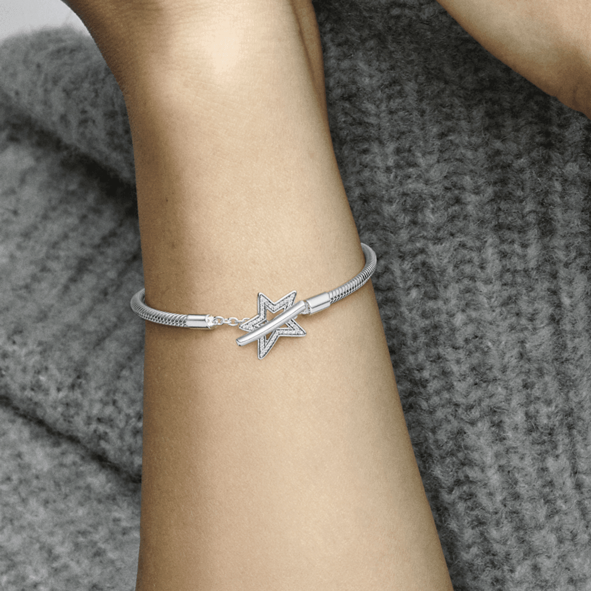Bracelete em Trama e Fecho T Estrela Assimétrica